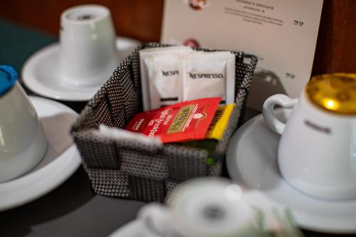 Příslušenství pro přípravu čaje a kávy v ubytování Hotel Novara