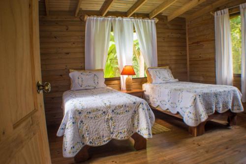 1 Schlafzimmer mit 2 Betten und einem Fenster in der Unterkunft CASITAS GINGER in Quepos