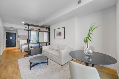uma sala de estar com um sofá e uma mesa em Elegance and Charm Studio at Bayside Miami em Miami