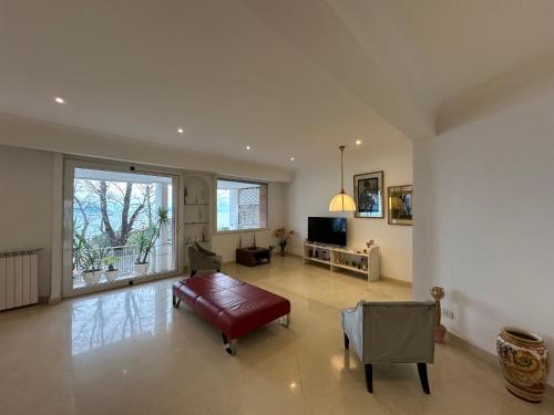 un ampio soggiorno con divano e TV di Luxury Posillipo Capri View Apartment a Napoli