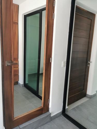 une paire de portes en verre dans une pièce dans l'établissement dept Miraflores, à Zihuatanejo