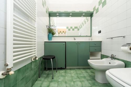 een badkamer met een wastafel, een toilet en een spiegel bij CASEMI - Mercato 16 SX IN FULL CITY CENTER in Milaan
