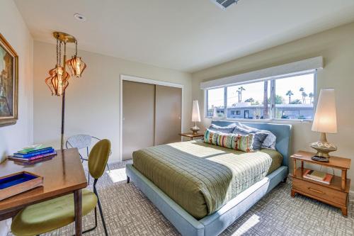 パーム・スプリングスにある2 Mi to Downtown Luxe Palm Springs Home!のベッドと机と窓のある寝室
