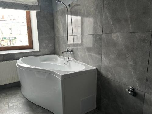 uma casa de banho com uma banheira e um lavatório em Centralnyi hotel em Poltava