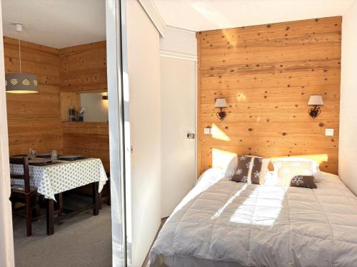 une chambre avec un lit et une table dans une pièce dans l'établissement Confort 2 pièces avec balcon exposé sud à Avoriaz - FR-1-634-51, à Avoriaz