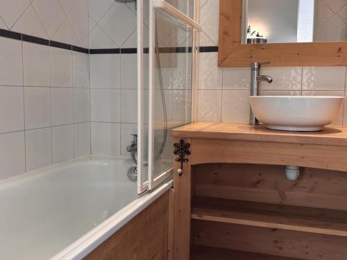 une salle de bain avec un lavabo et une baignoire dans l'établissement Confort 2 pièces avec balcon exposé sud à Avoriaz - FR-1-634-51, à Avoriaz