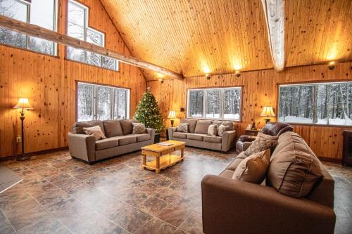 Гостиная зона в Riverside Stay with Pool Table, Open Air Patio, BBQ