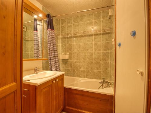 Ett badrum på Appartement Morillon 1100, 2 pièces, 6 personnes - FR-1-642-11