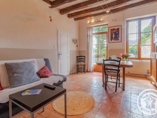 un salon avec un canapé et une table dans l'établissement Charmant gîte viticole près de la Loire à vélo, à 10 min d'Angers, parfait pour un séjour à deux - FR-1-622-18, à Savennières