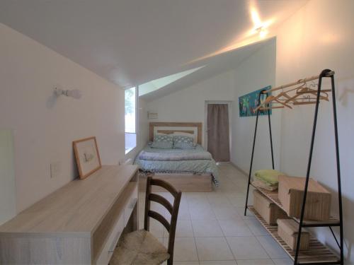 1 dormitorio con 1 cama y escritorio en una habitación en Gîte Aubigné-sur-Layon, 3 pièces, 8 personnes - FR-1-622-19, en Aubigné