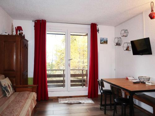 Studio rénové 6 pers, accès direct pistes, proche commerces et télésiège, balcon exposé Est - FR-1-322-461