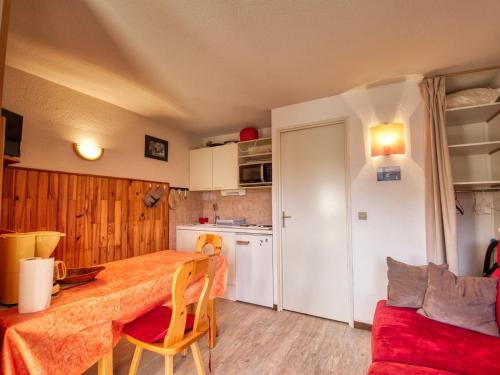 une cuisine et une salle à manger avec une table et des chaises dans l'établissement Confortable 2 pièces à Morillon 1100, au pied des pistes - FR-1-642-63, à Morillon
