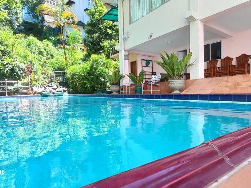 una piscina frente a una casa en Days Inn en Kandy