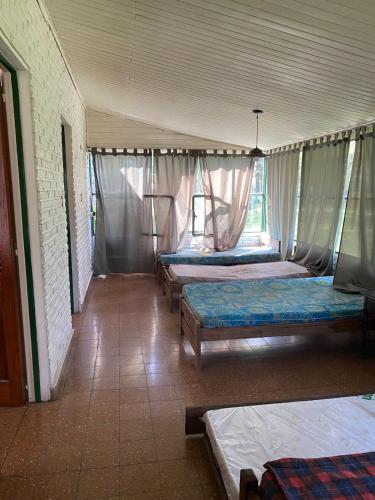 Zimmer mit 3 Betten in einem Zimmer mit in der Unterkunft El bagual hostería in Suipacha