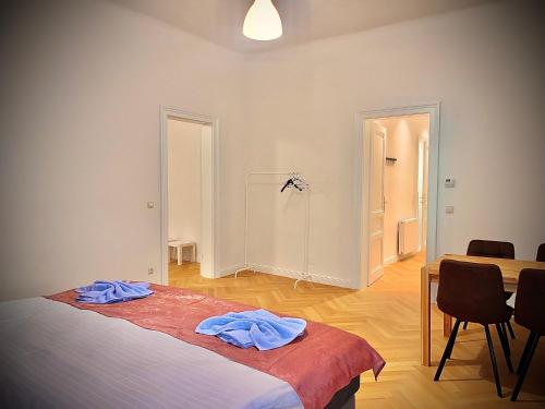 Pokój z łóżkiem, stołem i krzesłami w obiekcie Wiedner Apartments w Wiedniu