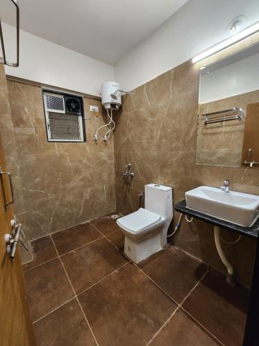 uma casa de banho com um WC e um lavatório em Nirved Retreat - A Backwater Forest Stay. 