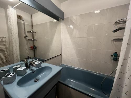 une salle de bain avec un lavabo et une baignoire dans l'établissement Appartement 3 pièces à 100m de la plage avec grande terrasse et WIFI – Les Sables-d'Olonne - FR-1-197-537, à Les Sables-dʼOlonne