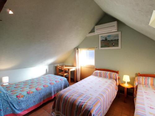 Zimmer im Dachgeschoss mit 2 Betten und einem Fenster in der Unterkunft Gîte Baugé en Anjou, 5 pièces, 9 personnes - FR-1-622-28 in Baugé
