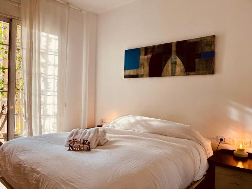 バルセロナにあるEnric Granados 17の白いベッドが備わる壁画のあるベッドルームです。