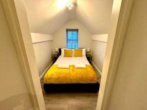 um quarto com uma cama amarela e uma janela em Urban Retreat - Close To Town and Beach em Bournemouth