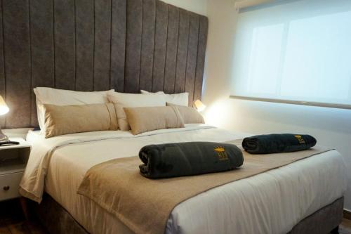 Una cama o camas en una habitación de Apto nuevo a 5 min de CC Centro Mayor