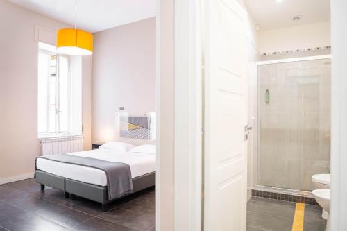 ナポリにあるThat's Napoliの白いベッドルーム(ベッド1台、バスルーム付)