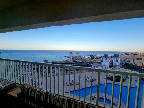 Un balcón con vista a la playa y al océano. en Porto Pyramids Sokhna Elite, en Ain Sokhna