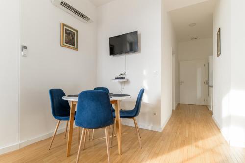 Televisyen dan/atau pusat hiburan di Niva Rooms & Studio Apartment