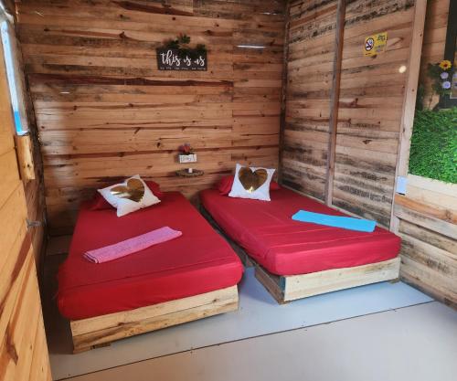 Postel nebo postele na pokoji v ubytování Baru Jet Set Beach & Hostal