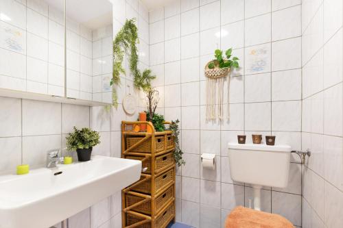 uma casa de banho com um lavatório e um WC em Ferienwohnung Bonny em Schlitters