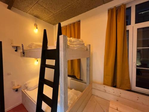 Zimmer mit 2 Etagenbetten und einem Fenster in der Unterkunft BED Pepin in Namur