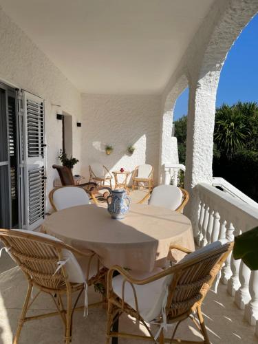 a patio with a table and chairs on a balcony at Chalet Las Brisas in Cullera