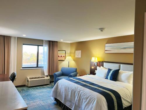 KC Inn Hotel Kansas City tesisinde bir odada yatak veya yataklar