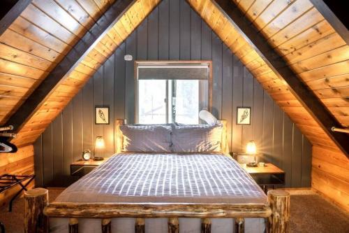 Ένα ή περισσότερα κρεβάτια σε δωμάτιο στο Knotty Bear Haus