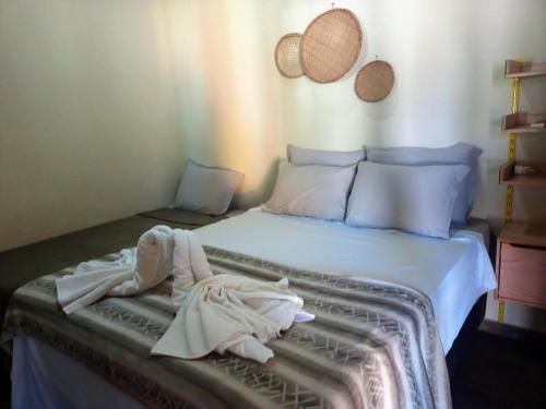 1 dormitorio con 1 cama con albornoz en Casa Quintal en Bonito
