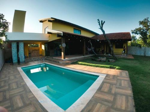 una piscina frente a una casa en Casa Quintal en Bonito