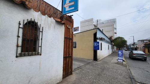 un edificio con un letrero al lado de una calle en Residencial F y V Spa, en Rancagua