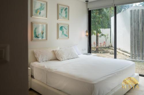 トゥルムにあるPanoramic 108C Lux 1BR Large Condo in La Veletaの大きなベッドと窓のある白い寝室