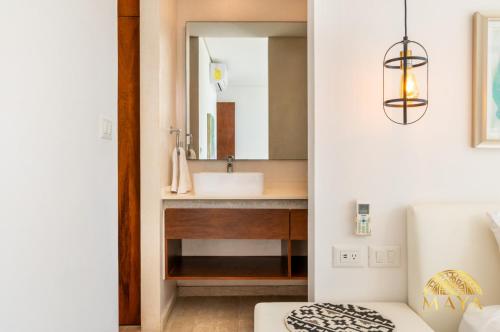 トゥルムにあるPanoramic 108C Lux 1BR Large Condo in La Veletaの洗面台と鏡のあるバスルーム