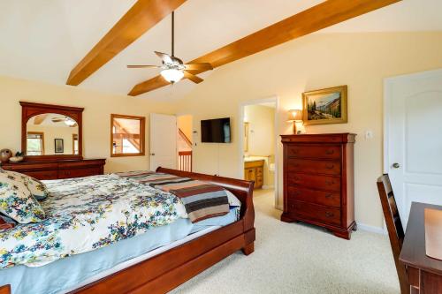 En eller flere senge i et værelse på Lakefront Poconos Family Home with Community Pool!
