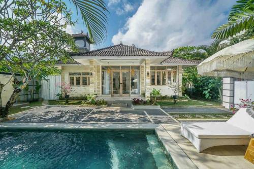 Πισίνα στο ή κοντά στο Villa James Seminyak