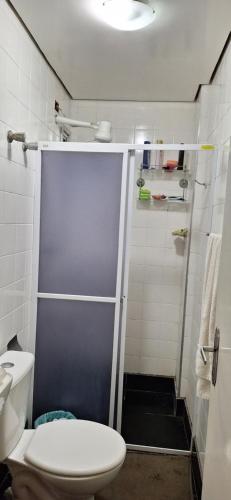a small bathroom with a toilet and a shower at Un bel posto insieme alla natureza da prenotare a San Paolo in Sao Paulo