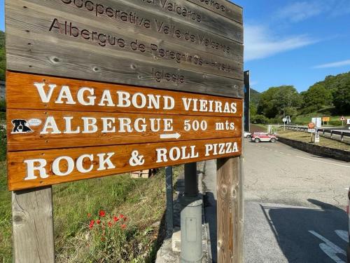Vagabond Vieiras Beds & Dinner Albergue في La Portela de Valcarce: وجود علامة خشبية لمنتزه الروك اند رول