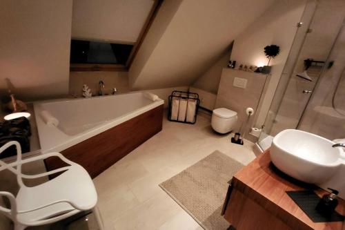 y baño con bañera, lavabo y aseo. en Herper Lounge - Top-Aussicht in Zülpich en Zülpich