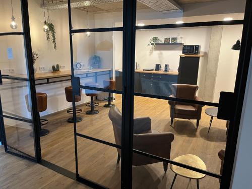 a salon with a table and chairs in a room at Stylisches Studio im Herzen Leipzigs in Leipzig