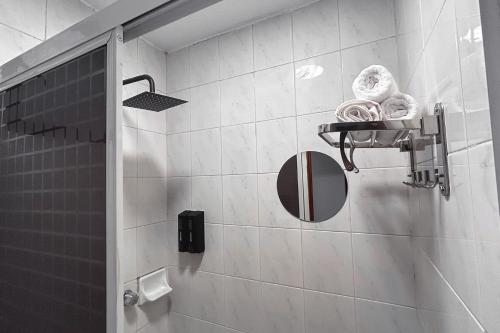 a bathroom with a shower with a mirror and a sink at Alojamiento cómodo: Casa ideal in Morelia