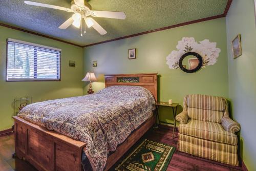 Una cama o camas en una habitación de Artfully Decorated Cottonwood Home Pets Welcome!