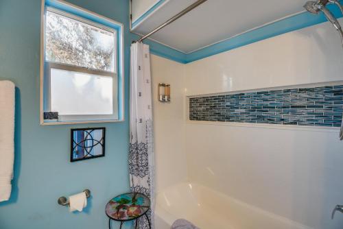 Un baño de Artfully Decorated Cottonwood Home Pets Welcome!