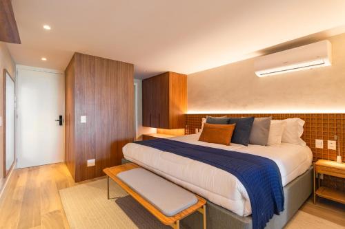 a bedroom with a large bed in a room at Unhotel - Luxuoso Loft com Vista Mar na Praia de Copacabana in Rio de Janeiro