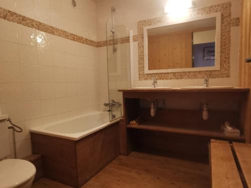 ein Badezimmer mit einer Badewanne, einem Waschbecken und einem WC in der Unterkunft Appartement La Plagne, 3 pièces, 8 personnes - FR-1-181-2665 in La Plagne Tarentaise